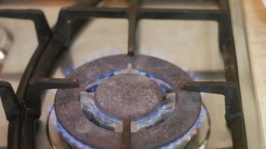 Gaz sobası. Mavi ateş. Gaz yanıkları. Gaz hobisi. Ateş açın. mavi alevler.