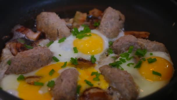 Cozinhando Ovos Mexidos Ovos Galinha Uma Panela Ovos Mexidos Carne — Vídeo de Stock