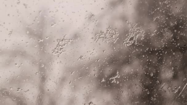 유리에는 녹는다 유리에 눈송이가 빗방울 악천후 눈내리는 추상적 — 비디오