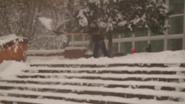 Rimozione Della Neve Gente Spala Neve Neve Sui Gradini Uomo — Video Stock