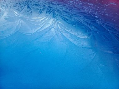 Soyutlama. Geçmişi. Mavi arka planda buz deseni var. Donmuş bir penceredeki donuk desenler Noel mucizesinin bir sembolü. Noel ya da yeni yıl geçmişi. Kış mavisi buz tabakası. Eps8. Genel RGB renkleri.