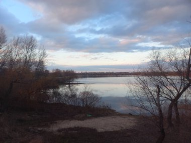 Suyu olan güzel bir manzara. Sudaki gökyüzü yansıması. Nehirde akşam manzarası.