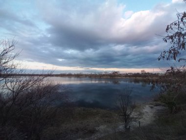 Suyu olan güzel bir manzara. Sudaki gökyüzü yansıması. Nehirde akşam manzarası.