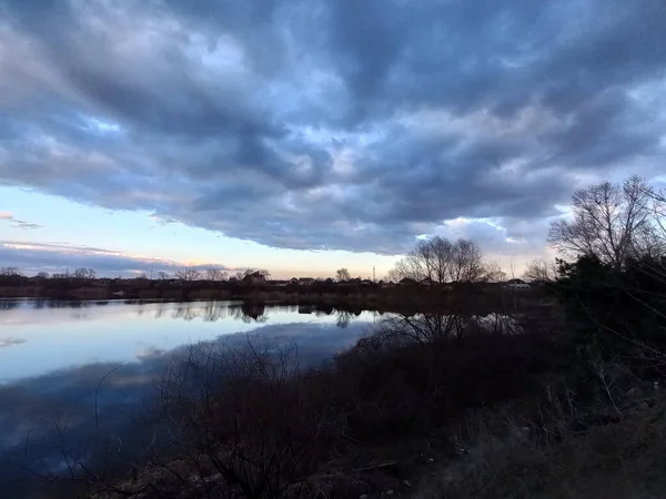 Piękny Krajobraz Wodą Odbicie Nieba Wodzie Wieczorny Krajobraz Nad Rzeką — Zdjęcie stockowe