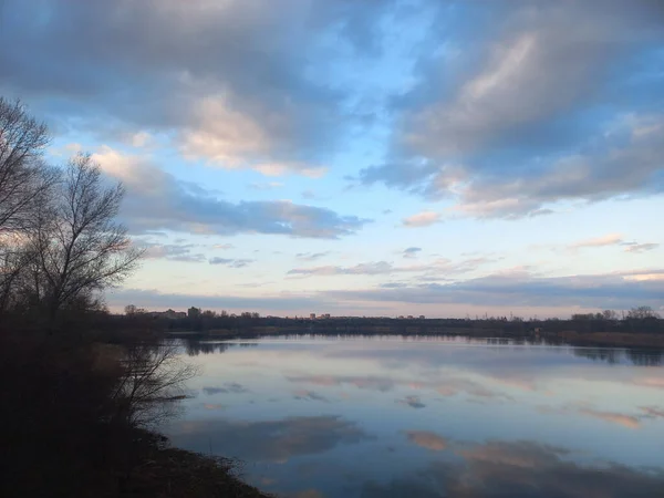 Красивый Пейзаж Водой Небесное Отражение Воде Вечерний Пейзаж Реке — стоковое фото