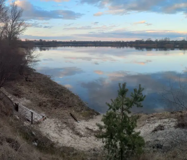 Красивый Пейзаж Водой Небесное Отражение Воде Вечерний Пейзаж Реке — стоковое фото