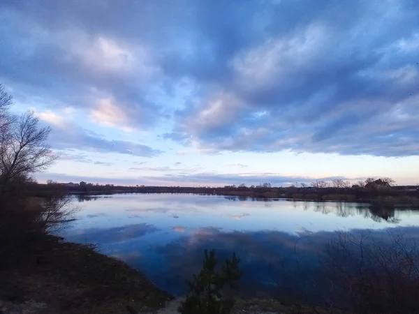 Vackert Landskap Med Vatten Himmel Reflektion Vatten Kväll Landskap Floden — Stockfoto