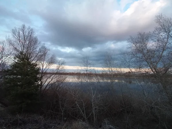 Schöne Landschaft Mit Wasser Himmelsspiegelung Wasser Abendlandschaft Auf Dem Fluss — Stockfoto