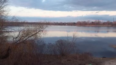 Suyu olan güzel bir manzara. Sudaki gökyüzü yansıması. Nehirde akşam manzarası.