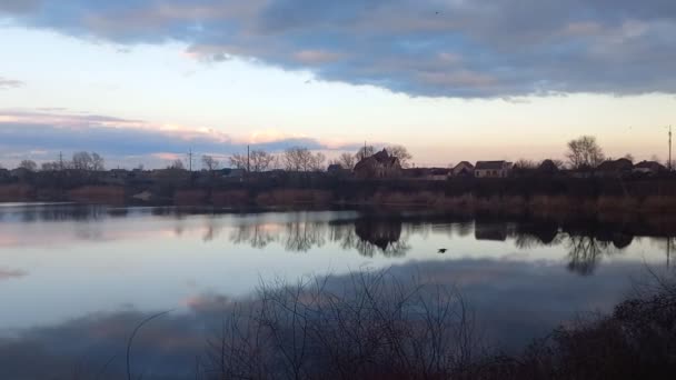 Hermoso Paisaje Con Agua Reflejo Del Cielo Agua Paisaje Nocturno — Vídeo de stock