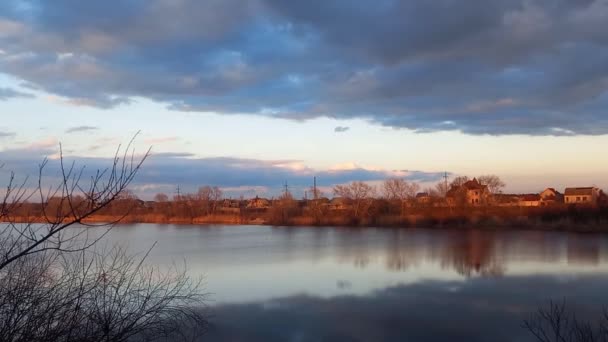Piękny Krajobraz Wodą Odbicie Nieba Wodzie Wieczorny Krajobraz Nad Rzeką — Wideo stockowe