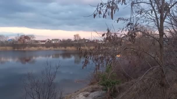 Красивий Пейзаж Водою Відображення Неба Воді Вечірній Пейзаж Річці — стокове відео