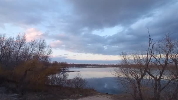 Красивый Пейзаж Водой Небесное Отражение Воде Вечерний Пейзаж Реке — стоковое видео