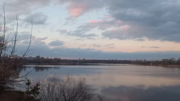 Schöne Landschaft Mit Wasser Himmelsspiegelung Wasser Abendlandschaft Auf Dem Fluss — Stockvideo