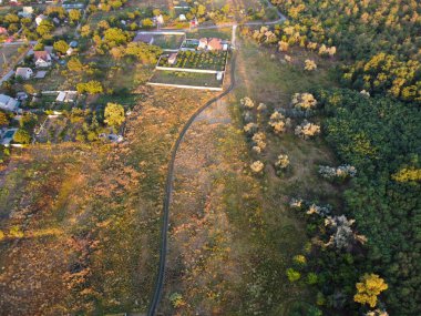 İnsansız hava aracından şehir manzarası. Yukardan evler. Bir kuşun gözünden şehir manzarası. Drone şehri. Hava fotoğrafçılığı. İnsansız hava aracı şehri. Ukrayna 
