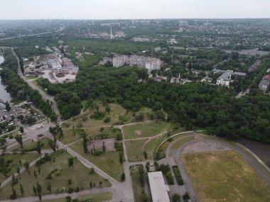 İnsansız hava aracından şehir manzarası. Yukardan evler. Bir kuşun gözünden şehir manzarası. Drone şehri. Hava fotoğrafçılığı. İnsansız hava aracı şehri. Ukrayna 