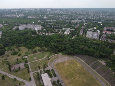İnsansız hava aracından şehir manzarası. Yukardan evler. Bir kuşun gözünden şehir manzarası. Drone şehri. Hava fotoğrafçılığı. İnsansız hava aracı şehri. Ukrayna 