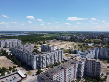 İnsansız hava aracından şehir manzarası. Yukardan evler. Bir kuşun gözünden şehir manzarası. Drone şehri. Hava fotoğrafçılığı. İnsansız hava aracı şehri. Ukrayna 