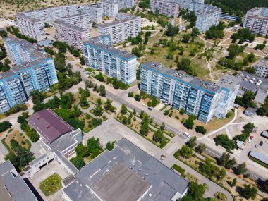 İnsansız hava aracından şehir manzarası. Yukardan evler. Bir kuşun gözünden şehir manzarası. Drone şehri. Hava fotoğrafçılığı. İnsansız hava aracı şehri. Ukrayna 