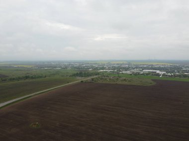 Üst görüş alanı. İnsansız hava aracı manzarası. Ukrayna. Yukarıdan manzara çok güzel. Yukardan sade. Ukrayna toprakları. Ukrayna 'nın manzaraları.