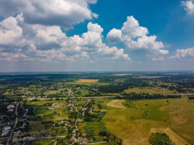 Üst görüş alanı. İnsansız hava aracı manzarası. Ukrayna. Yukarıdan manzara çok güzel. Yukardan sade. Ukrayna toprakları. Ukrayna 'nın manzaraları.