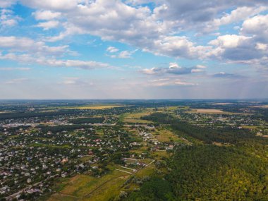 Üst görüş alanı. İnsansız hava aracı manzarası. Ukrayna. Yukarıdan manzara çok güzel. Yukardan sade. Ukrayna toprakları. Ukrayna 'nın manzaraları.
