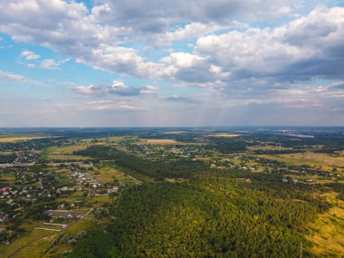 Üst görüş alanı. İnsansız hava aracı manzarası. Ukrayna. Yukarıdan manzara çok güzel. Yukardan sade. Ukrayna toprakları. Ukrayna 'nın manzaraları.