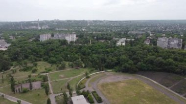 Üst görüş alanı. İnsansız hava aracı manzarası. Ukrayna. Yukarıdan manzara çok güzel. Yukardan sade. Ukrayna toprakları. Ukrayna 'nın manzaraları.