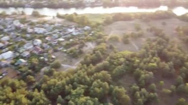 Üst görüş alanı. İnsansız hava aracı manzarası. Ukrayna. Yukarıdan manzara çok güzel. Yukardan sade. Ukrayna toprakları. Ukrayna 'nın manzaraları.