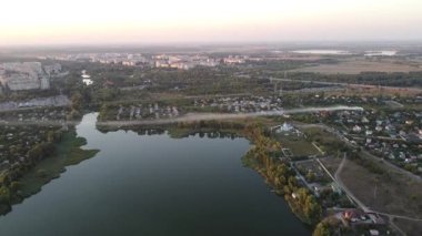 Üst görüş alanı. İnsansız hava aracı manzarası. Ukrayna. Yukarıdan manzara çok güzel. Yukardan sade. Ukrayna toprakları. Ukrayna 'nın manzaraları.