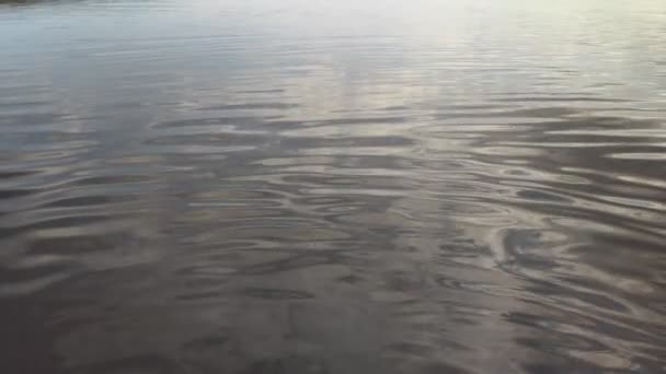 Deslumbramiento Reflejos Agua Cielo Refleja Agua Fondo Ondas Reflejos Refracciones — Vídeo de stock