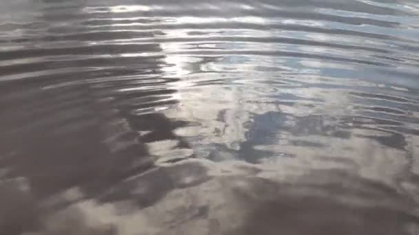 Blendung Und Reflexionen Auf Dem Wasser Spiegelt Sich Der Himmel — Stockvideo