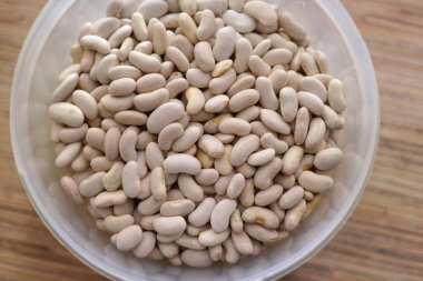 Beyaz fasulye. Bir avuç beyaz fasulye. Beyaz fasulye taneleri görünür detaylarla