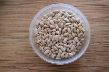 Beyaz fasulye. Bir avuç beyaz fasulye. Beyaz fasulye taneleri görünür detaylarla