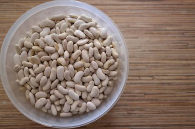 Beyaz fasulye. Bir avuç beyaz fasulye. Beyaz fasulye taneleri görünür detaylarla