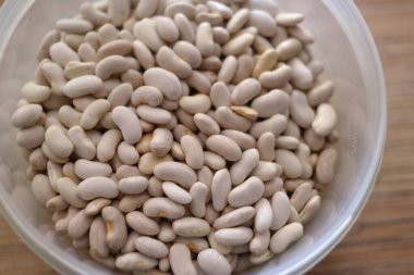 Beyaz fasulye. Bir avuç beyaz fasulye. Beyaz fasulye taneleri görünür detaylarla