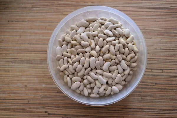 Beyaz fasulye. Bir avuç beyaz fasulye. Beyaz fasulye taneleri görünür detaylarla