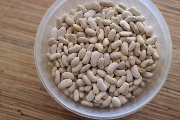 Beyaz fasulye. Bir avuç beyaz fasulye. Beyaz fasulye taneleri görünür detaylarla