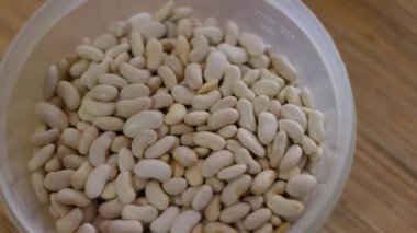 Beyaz fasulye. Bir avuç beyaz fasulye. Beyaz fasulye taneleri görünür detaylarla