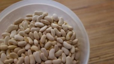 Beyaz fasulye. Bir avuç beyaz fasulye. Beyaz fasulye taneleri görünür detaylarla