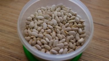 Beyaz fasulye. Bir avuç beyaz fasulye. Beyaz fasulye taneleri görünür detaylarla