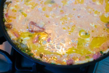 Tavada omlet. Yumurta sosu. Tavada çırpılmış yumurta..