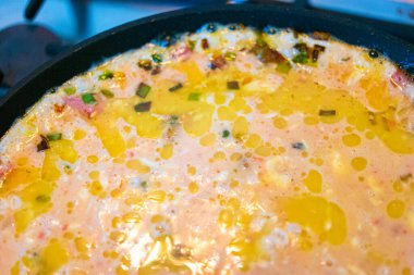 Tavada omlet. Yumurta sosu. Tavada çırpılmış yumurta..