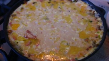 Tavada omlet. Yumurta sosu. Tavada çırpılmış yumurta..