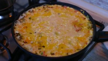 Tavada omlet. Yumurta sosu. Tavada çırpılmış yumurta..
