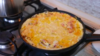 Tavada omlet. Yumurta sosu. Tavada çırpılmış yumurta..