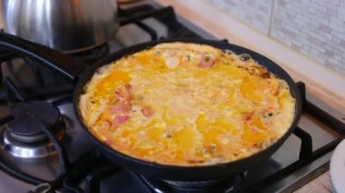 Tavada omlet. Yumurta sosu. Tavada çırpılmış yumurta..