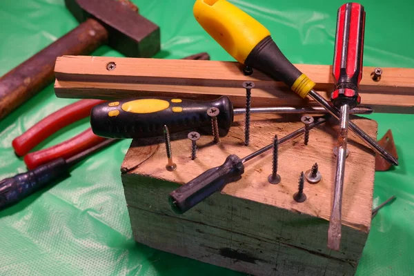 用螺丝刀拧 螺丝刀和螺丝 在车间工作 螺丝刀螺钉在金属板螺栓 螺钉和螺母 在木工车间用木料工作 — 图库照片