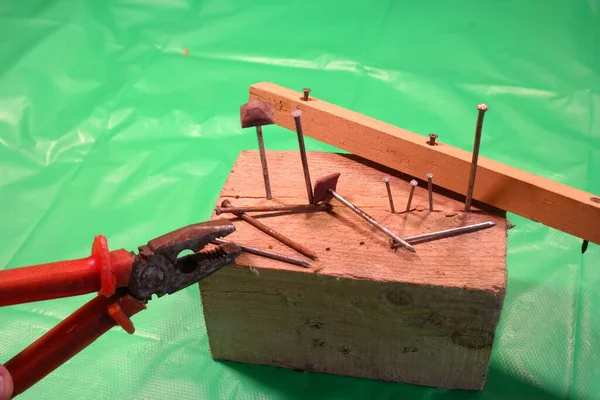 Dra Spikar Med Tång Pulling Spik Med Snickare Tång Räddning — Stockfoto