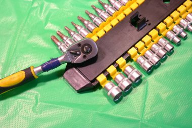 İngiliz anahtarı. Aletler: kafa mandalı, cırcır, imbus anahtarları. tornavidalar .oktavlar. cıvata başları Alet takımı. Araba tamircisi seti. Farklı anahtar türlerine sahip araç kutusu.